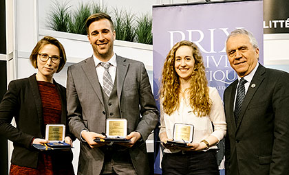 À gauche, la lauréate dans la catégorie Mémoire de maîtrise, Andrée-Anne Bolduc, avec les finalistes Olivier Lemieux et Ève Bourgeois, ainsi que le vice-président François Gendron.