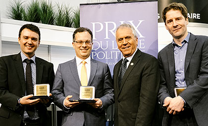 À droite, le lauréat dans la catégorie Prix de la présidence, Mathieu Lapointe. Il se trouve en compagnie en compagnie du vice-président François Gendron, et des finalistes, Maurice Demers et Harold Bérubé.