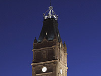 Lumières de la tour centrale du parlement.