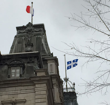 Mise en berne du drapeau français sur l’hôtel du Parlement