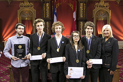 L’École Joseph-François-Perrault a remporté la médaille d’or dans la catégorie Secondaire. Les participants et leur entraîneur sont accompagnés de la vice-présidente de l’Assemblée nationale, Mme Maryse Gaudreault.