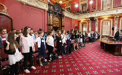 Les jeunes du Parlement écolier 2018 ont été assermentés dans la Salle du Conseil législatif.