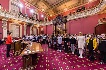 Les jeunes du Parlement écolier 2019 ont été assermentés dans la Salle du Conseil législatif.