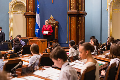 Les élèves ont débuté leurs travaux sous la présidence de Mme Maryse Gaudreault, vice-présidente de l’Assemblée nationale.