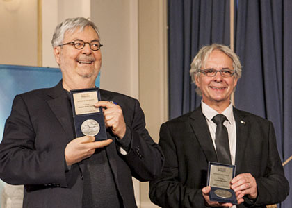 Michel Tremblay et Gilles Julien montrent fièrement leur Médaille d’honneur