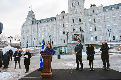 La présidente devant l’hôtel du Parlement lors du 75e anniversaire du drapeau du Québec