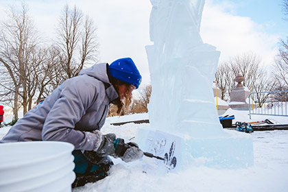Démonstration de sculpture sur glace lors du 75e anniversaire du drapeau du Québec