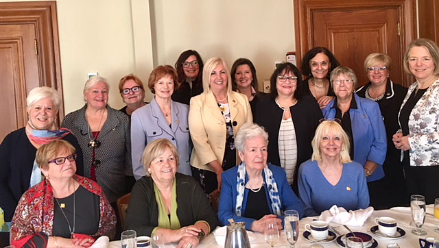 At the 24th Annual General Meeting of the Amicale des anciens parlementaires du Québec (association of former parliamentarians), the members of the Comité des anciennes parlementaires (committee of former women parliamentarians) and the Cercle des femmes parlementaires (circle of women Members of the National Assembly) held a breakfast meeting where they discussed topics related to women’s experiences in parliamentary life.