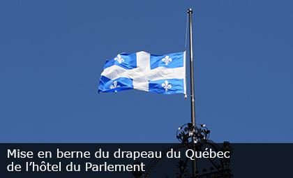 Mise en berne du drapeau du Québec de l’hôtel du Parlement