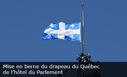 Mise en berne du drapeau du Québec de l’hôtel du Parlement