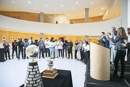 Mme Nathalie Roy, présidente de l’Assemblée nationale du Québec, a rappelé les jalons des victoires de l’équipe féminine de rugby et de l’équipe masculine de basketball du Rouge et Or.
