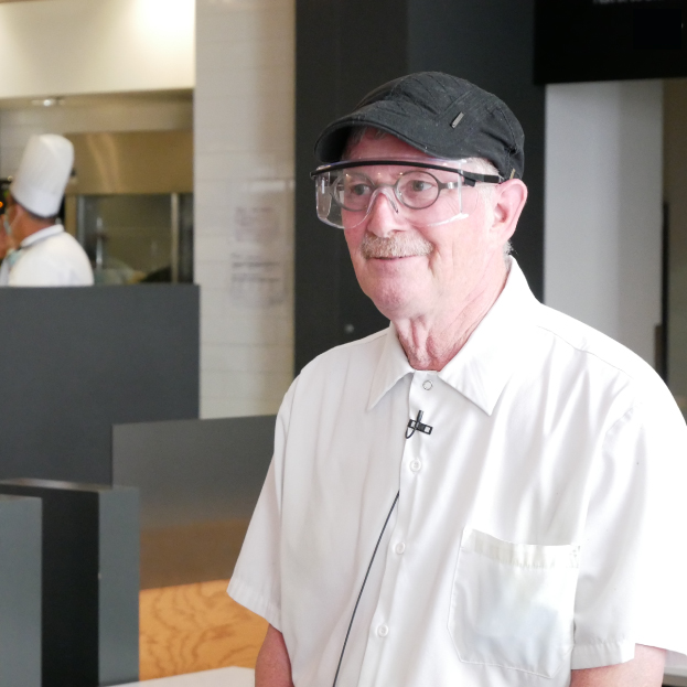 Le Service des restaurants - Denis Therrien, aide à la cuisine